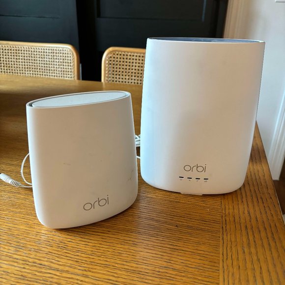 Netgear Orbi Cable Router CBR40 With Add-On Satellite RBS20 WiFi Mesh White - Picture 1 of 4